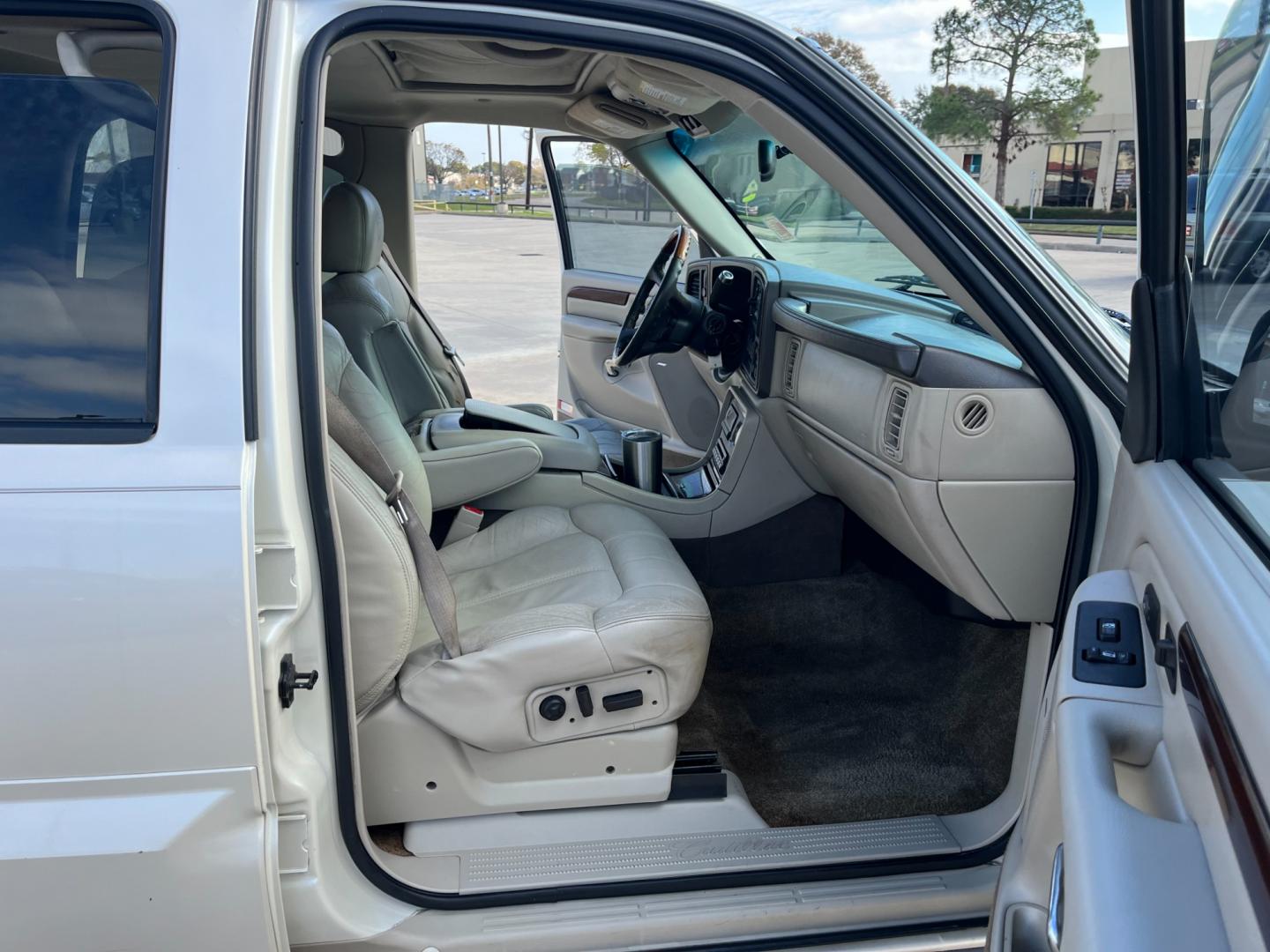 2002 white /TAN Cadillac Escalade 2WD (1GYEC63T62R) with an 5.3L V8 OHV 16V engine, 4-Speed Automatic Overdrive transmission, located at 14700 Tomball Parkway 249, Houston, TX, 77086, (281) 444-2200, 29.928619, -95.504074 - Photo#11